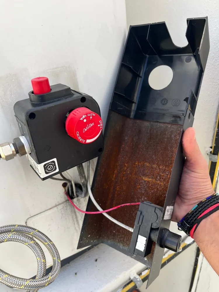 Calentador de agua con corrosión atendido en Playa del Carmen