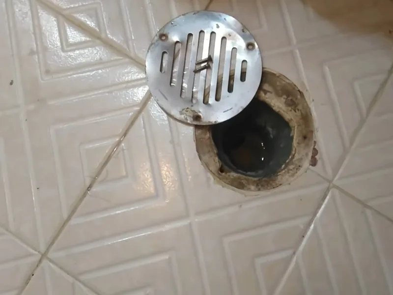 Drenaje tapado con agua estancada en Playa del Carmen